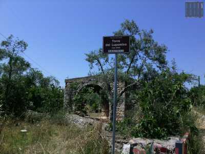 Il cartello che segnala la torre del Lupomino